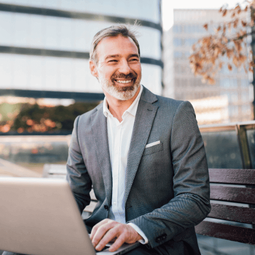 Homme entrepreneur qui a pu se lancer dans la création d'entreprise grâce au bilan de compétences