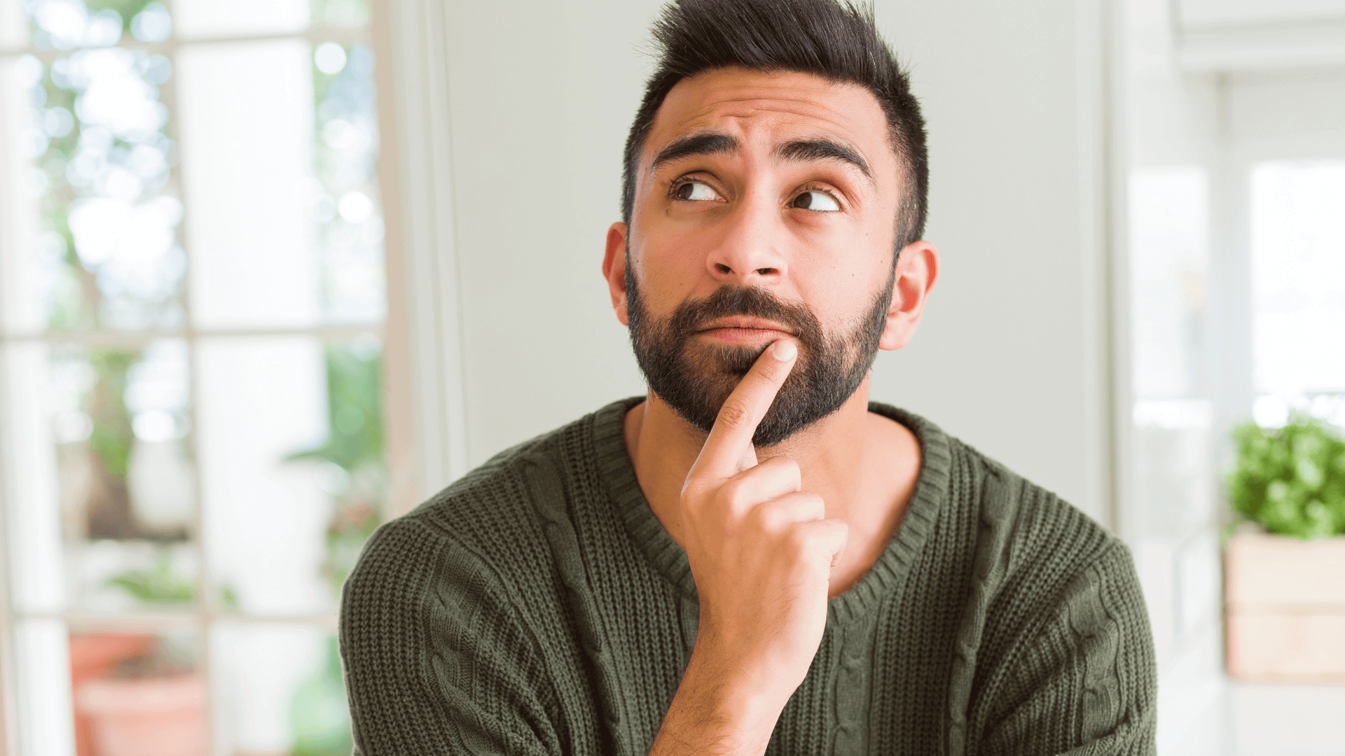 Homme avec un doigt sur les lèvres qui se demande a quoi sert un bilan de compétences