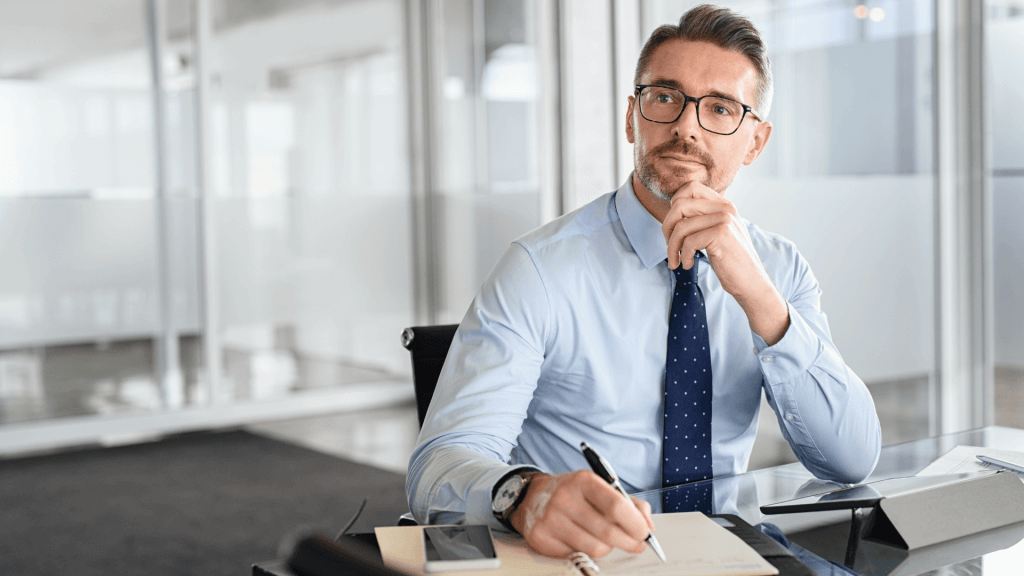 Homme qui pense au fonctionnement de sa prestation de gestion RH?