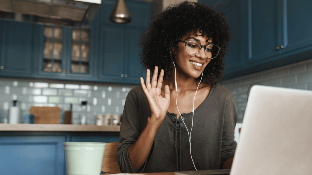 Femme qui dit bonjour en visioconférence pour le début de son bilan de compétences à distance