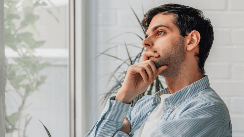 Homme qui réfléchi à ses options de financement du bilan de compétences