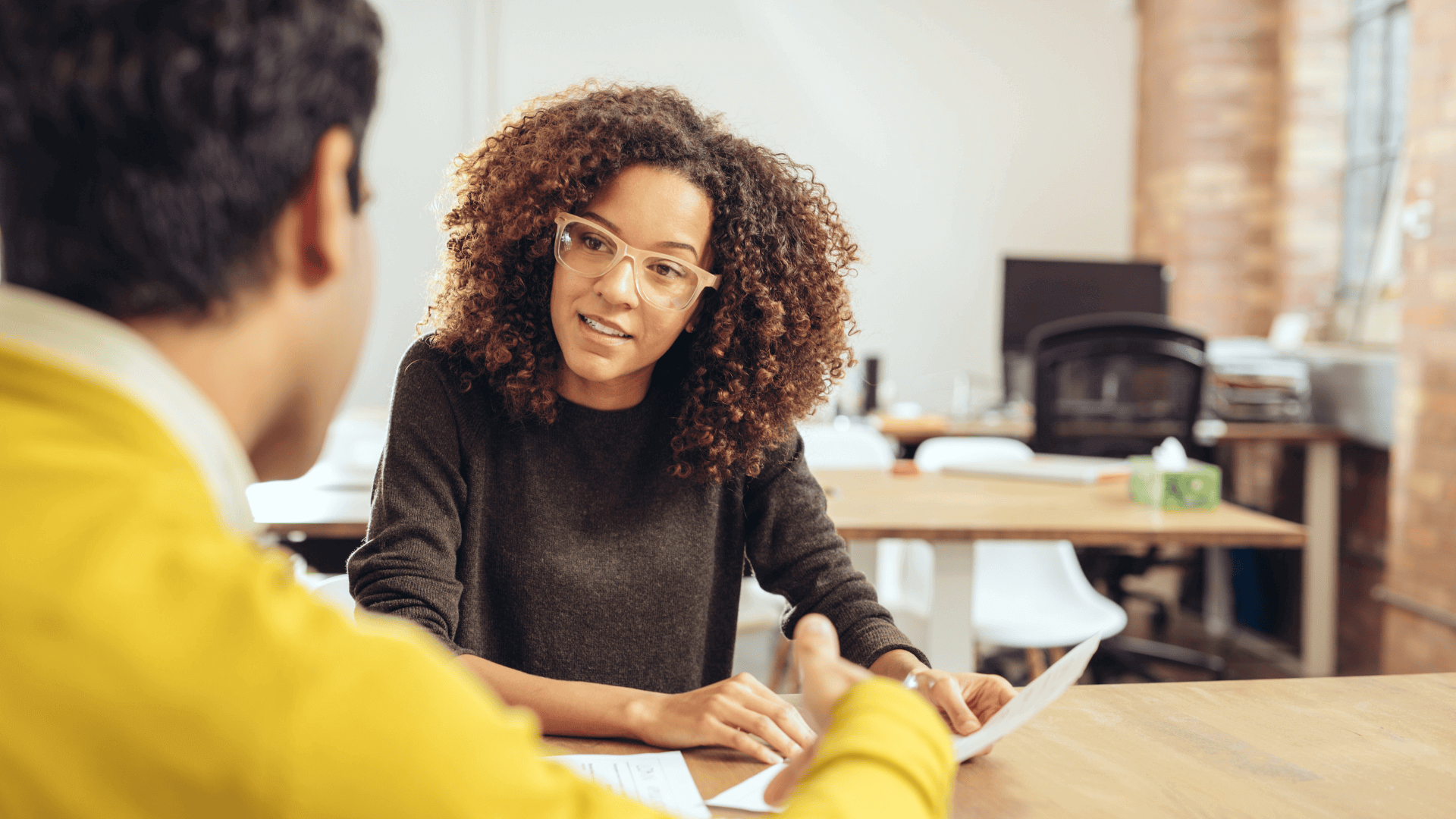 Femme qui explique le fonctionnement du reclassement professionnel.