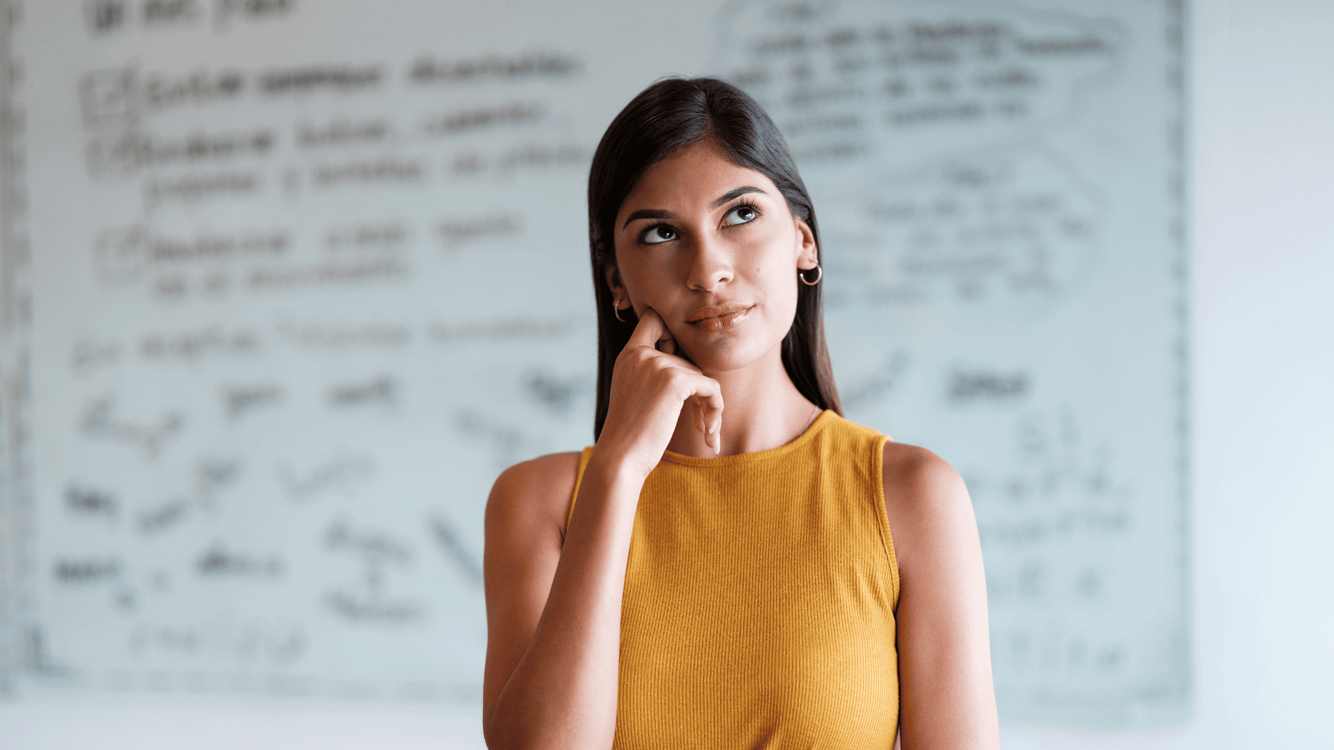 Femme qui songe à faire appel à un cabinet d'outplacement.