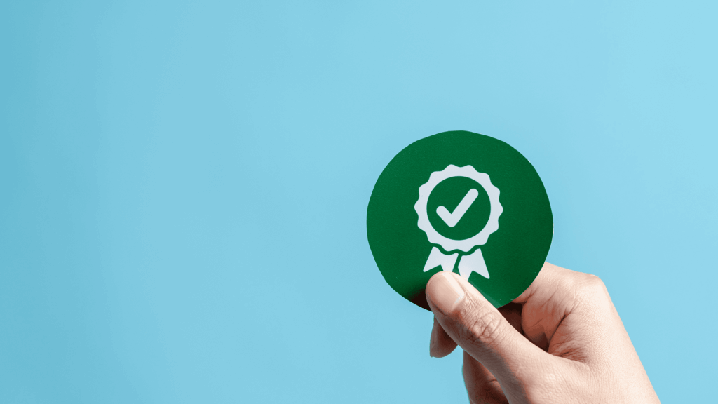 Badge de certification vert sur fond bleu. 