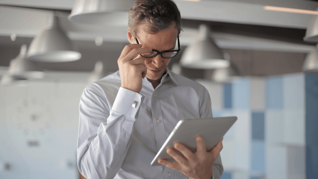 Homme qui regarde les critères de la certification cléa numérique sur une tablette.