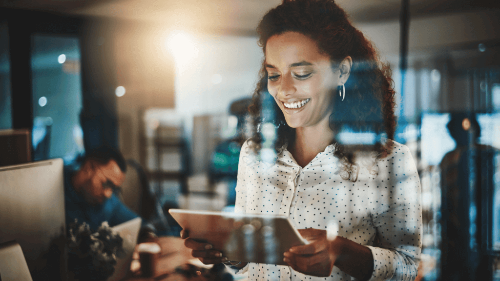 Femme qui sait utiliser des outils digitaux dans son environnement professionnel comme l'exige le premier domaine du référentiel cléa numérique.