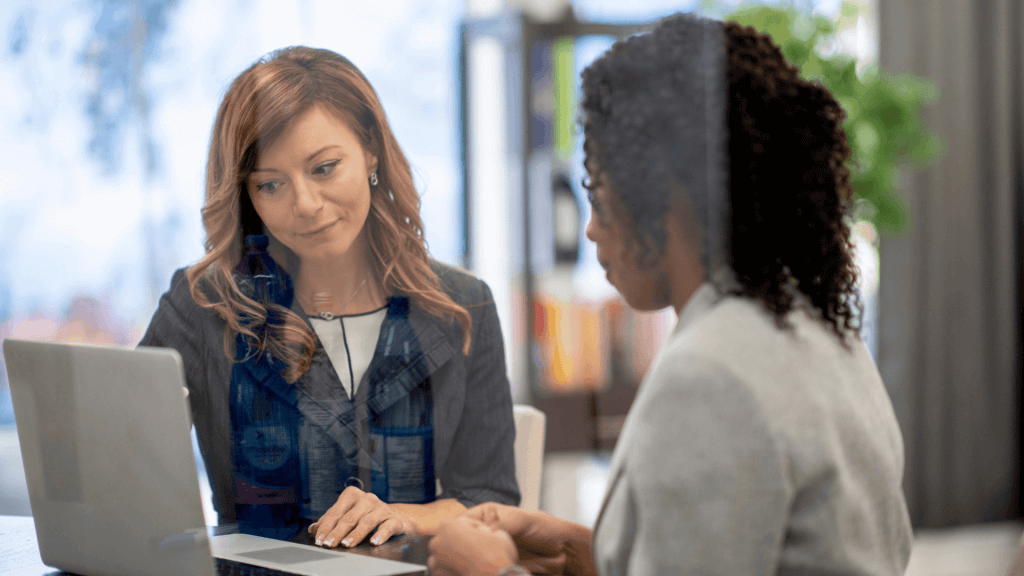 Femme en entretien avec un conseiller pour se lancer dans la démarche de bilan de compétences. 